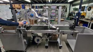 Economic Flat Box Feed and Labelling